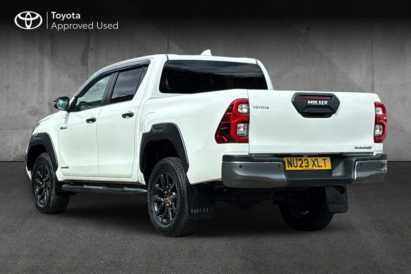 Toyota HILUX 2.8 D-4d Invincible X Pickup Double Cab White #4