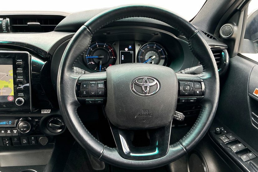 Toyota HILUX 2.8 D-4d Invincible X Pickup Double Cab White #6