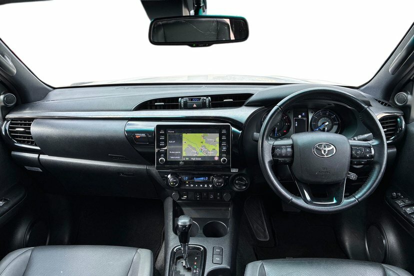 Toyota HILUX 2.8 D-4d Invincible X Pickup Double Cab NU23XLT White #5