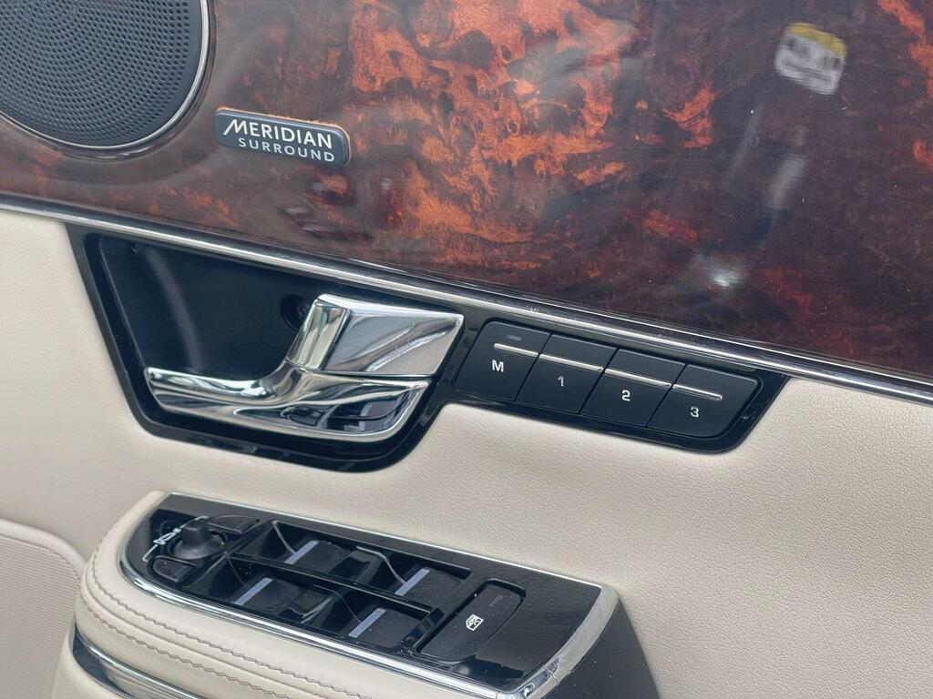 Jaguar XJ 2012 3.0D V6 Portfolio Saloon Euro Black #37
