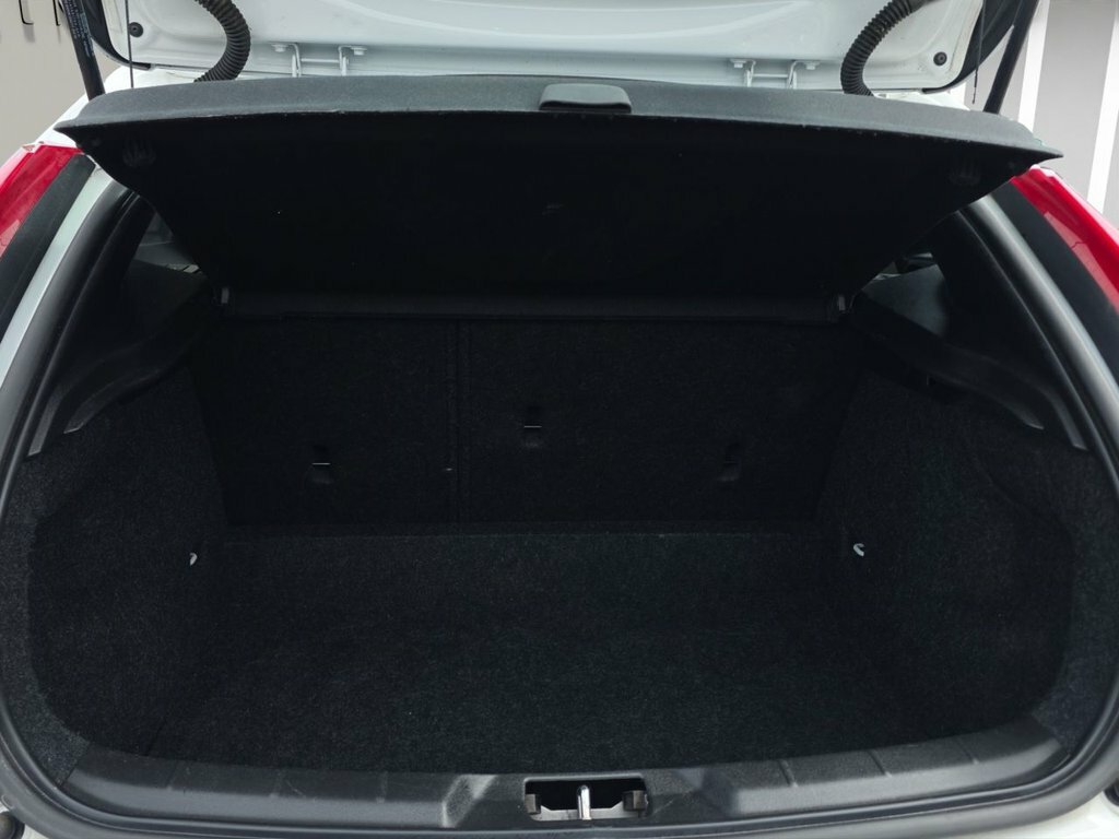 Volvo V40 Hatchback 2.0 T3 R-design Euro 6 Ss 20161 Silver #31