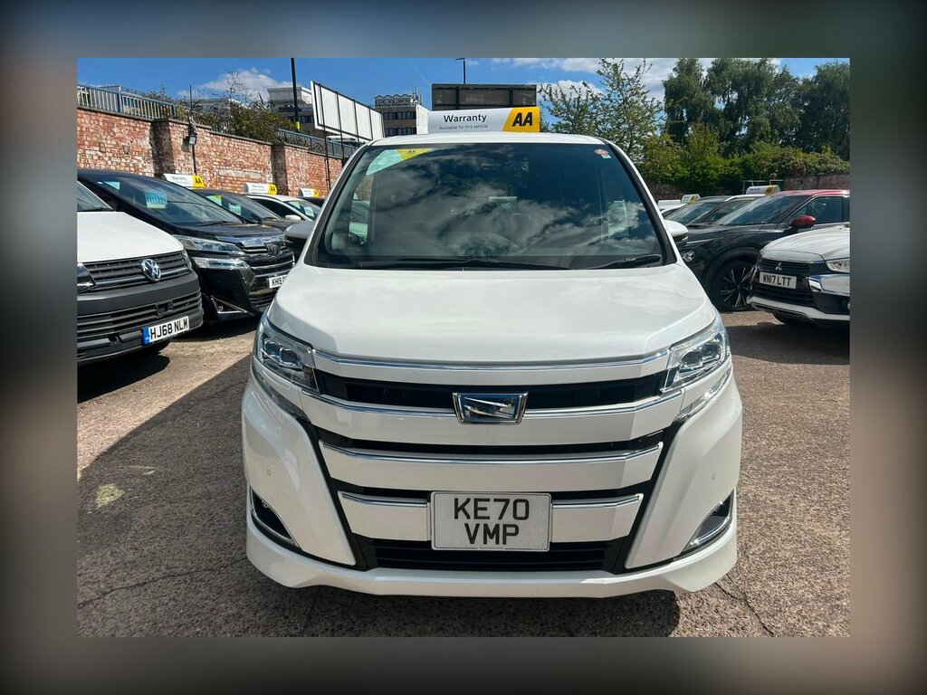 Toyota Voxy Noah Voxy 1.8 Vvti Hybrid White #4