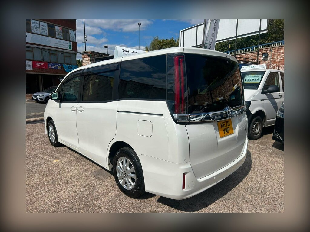 Toyota Voxy Noah Voxy 1.8 Vvti Hybrid White #3