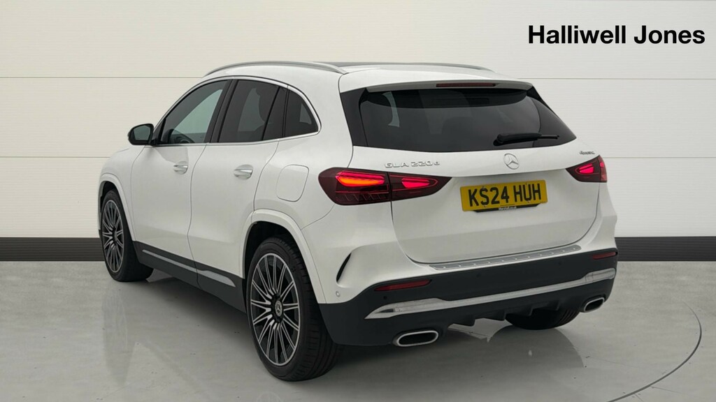 Mercedes-Benz GLA Class 2.0 Gla220d Amg Line Premium Plus 8G-dct 4Matic White #2