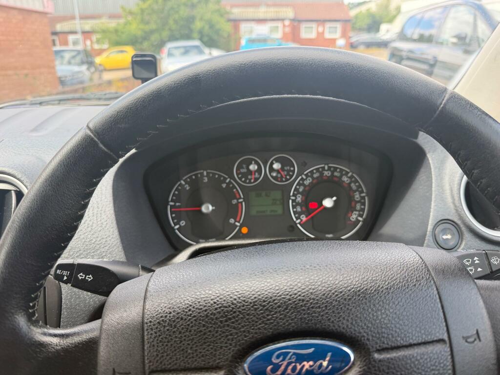 Ford Fusion 1.6 Zetec Climate Hatchback 157 Red #10