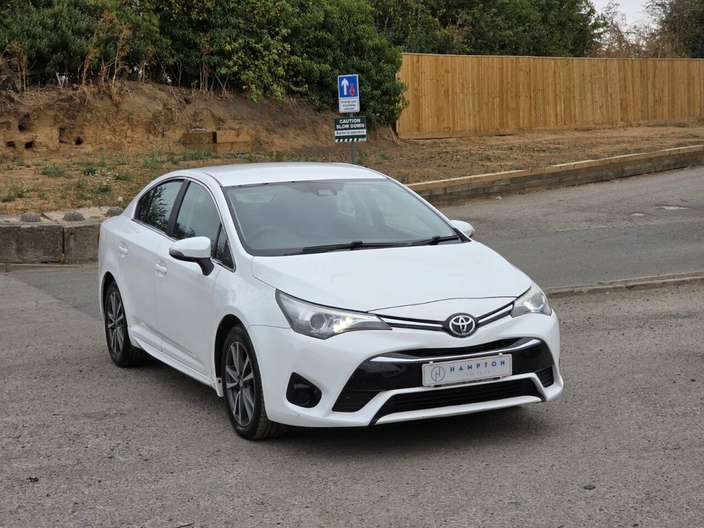 Toyota Avensis Saloon White #2