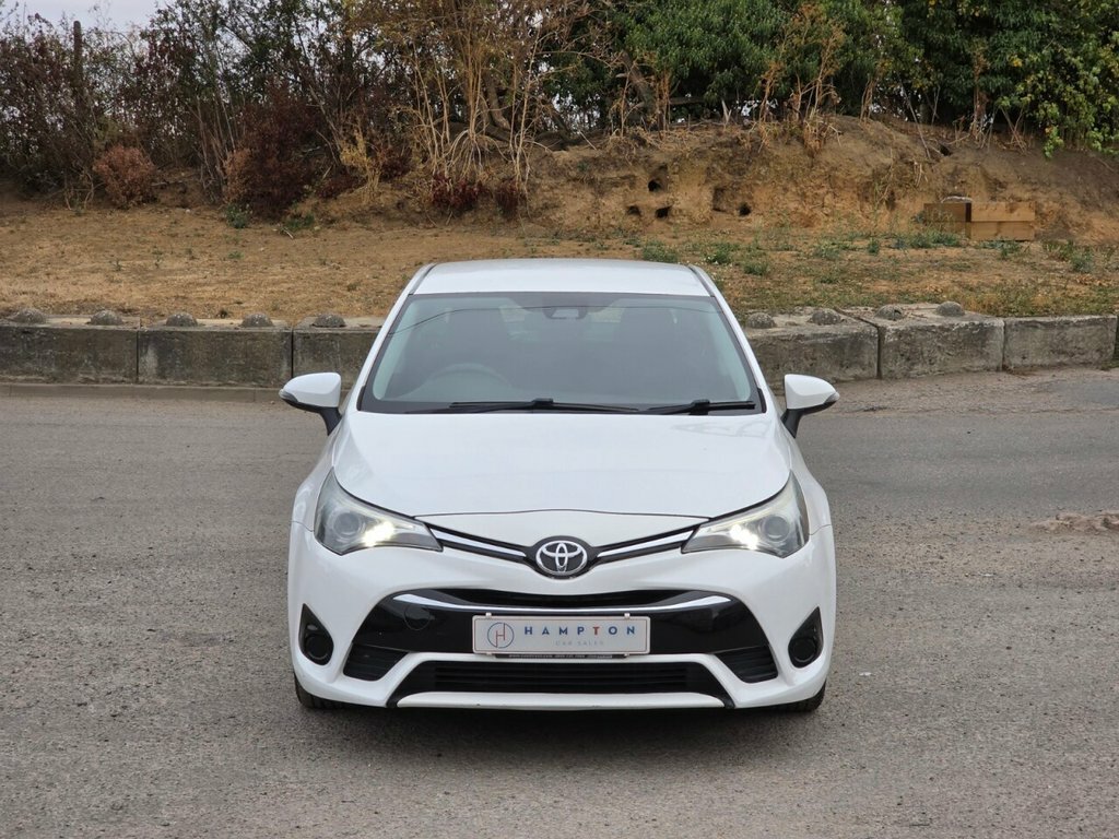 Toyota Avensis Saloon White #4