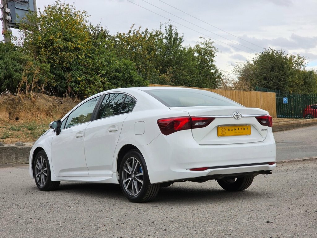 Toyota Avensis Saloon White #6