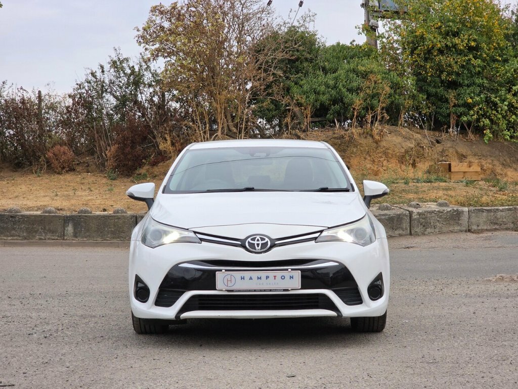 Toyota Avensis Saloon White #3