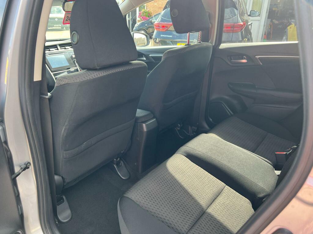 Honda Jazz 1.3 I-vtec S Red #40