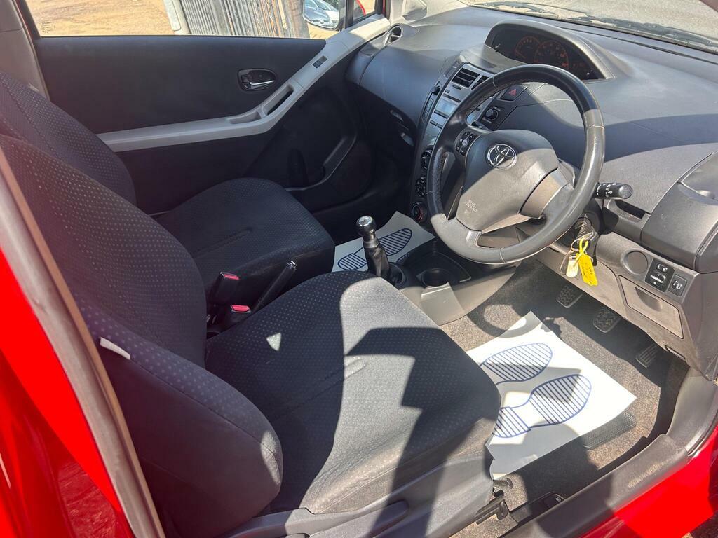Toyota Yaris Hatchback 1.33 Black #8