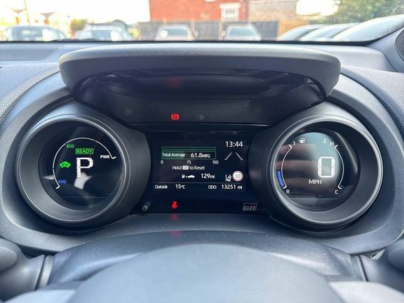 Toyota Yaris 1.5 Hybrid Icon Cvt 2022 White #11