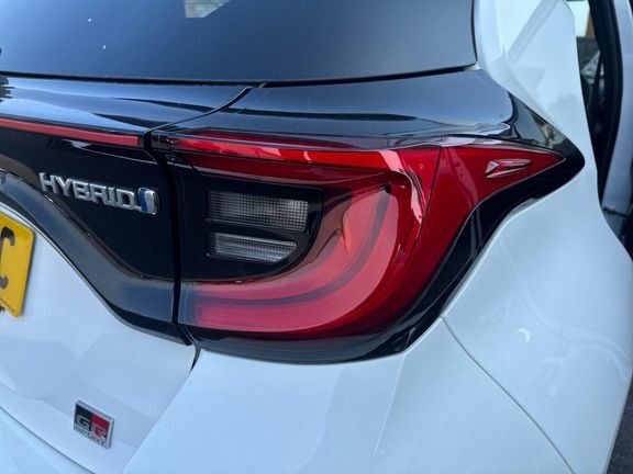 Toyota Yaris 1.5 Hybrid Icon Cvt 2022 White #21