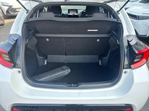 Toyota Yaris 1.5 Hybrid Icon Cvt 2022 White #13