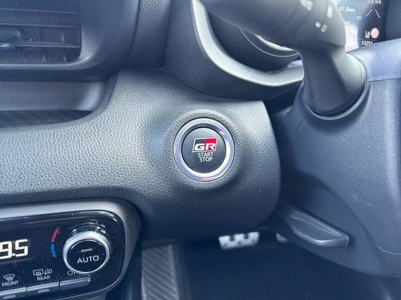 Toyota Yaris 1.5 Hybrid Icon Cvt 2022 White #16