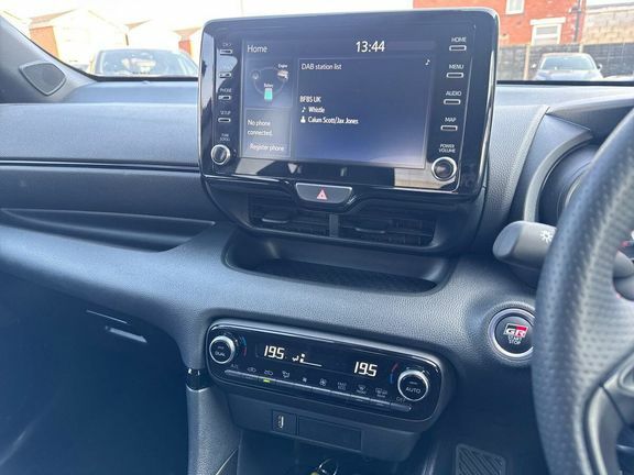 Toyota Yaris 1.5 Hybrid Icon Cvt 2022 White #9