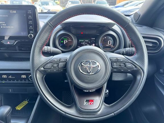 Toyota Yaris 1.5 Hybrid Icon Cvt 2022 White #10