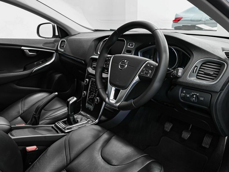 Volvo V40 D2 120 Inscription White #2
