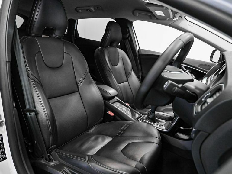 Volvo V40 D2 120 Inscription White #3