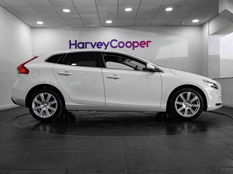 Volvo V40 D2 120 Inscription White #4