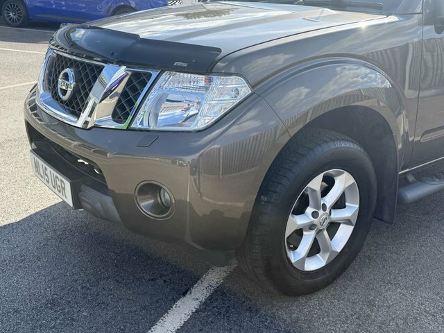Nissan Navara 2.5 Dci Tekna 4X4 Shr Dcb 0D 188 Bhp Black #9