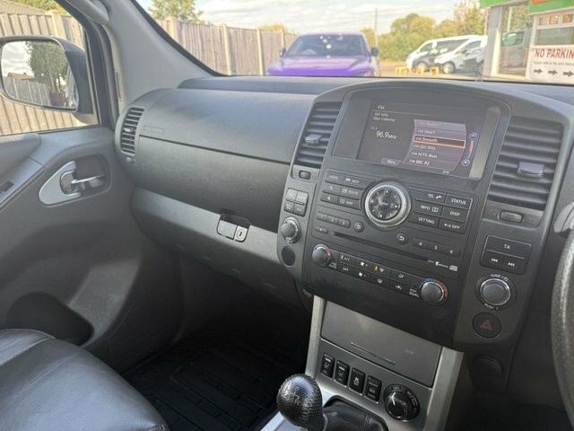 Nissan Navara 2.5 Dci Tekna 4X4 Shr Dcb 0D 188 Bhp Black #36
