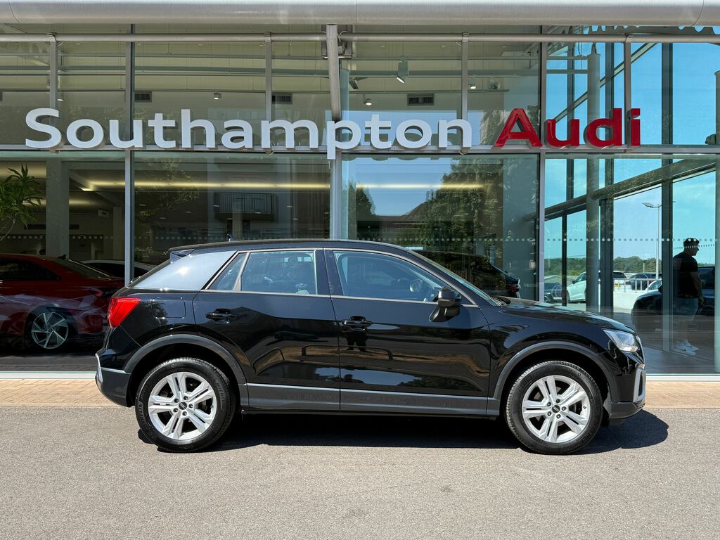 Audi Q2 Sport Black #4