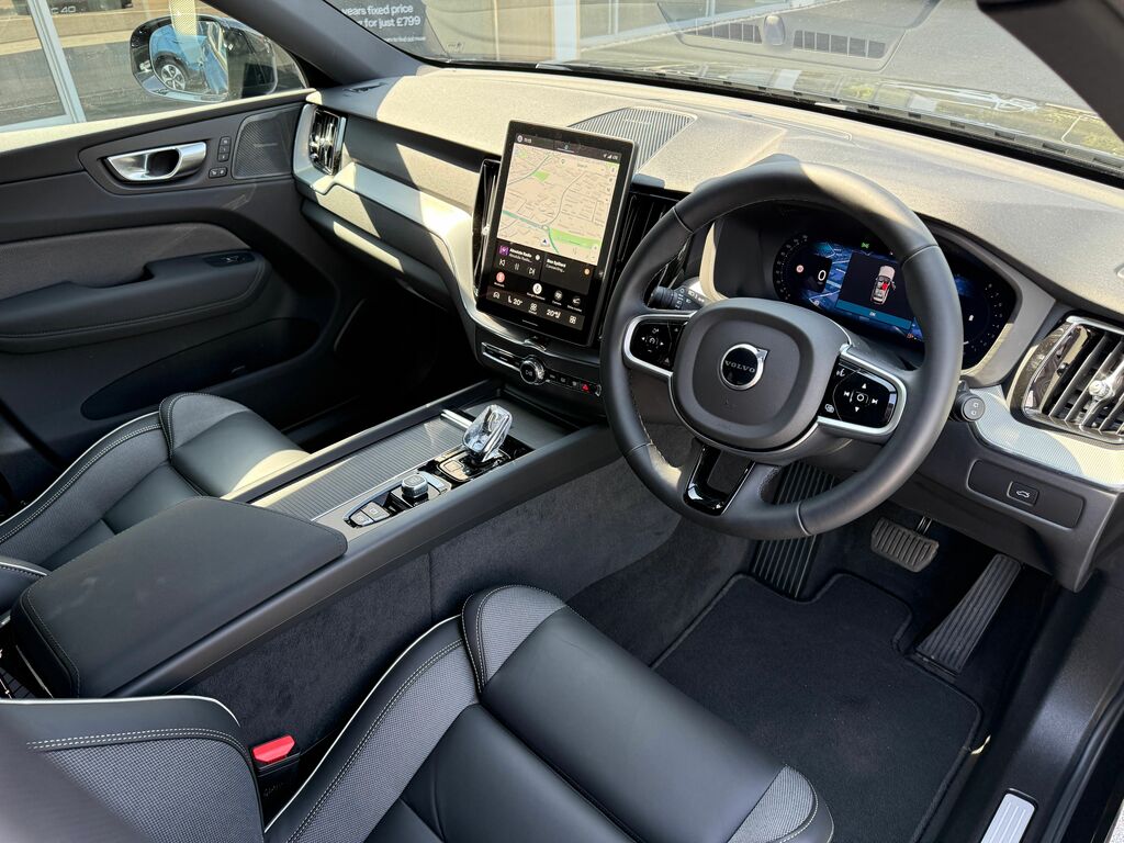 Volvo XC60 Plus Black Edition Black #5