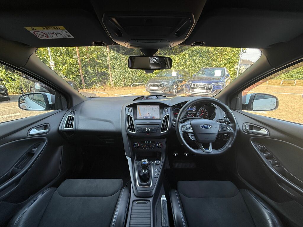 Ford Focus Petrol VE16YKK White #3