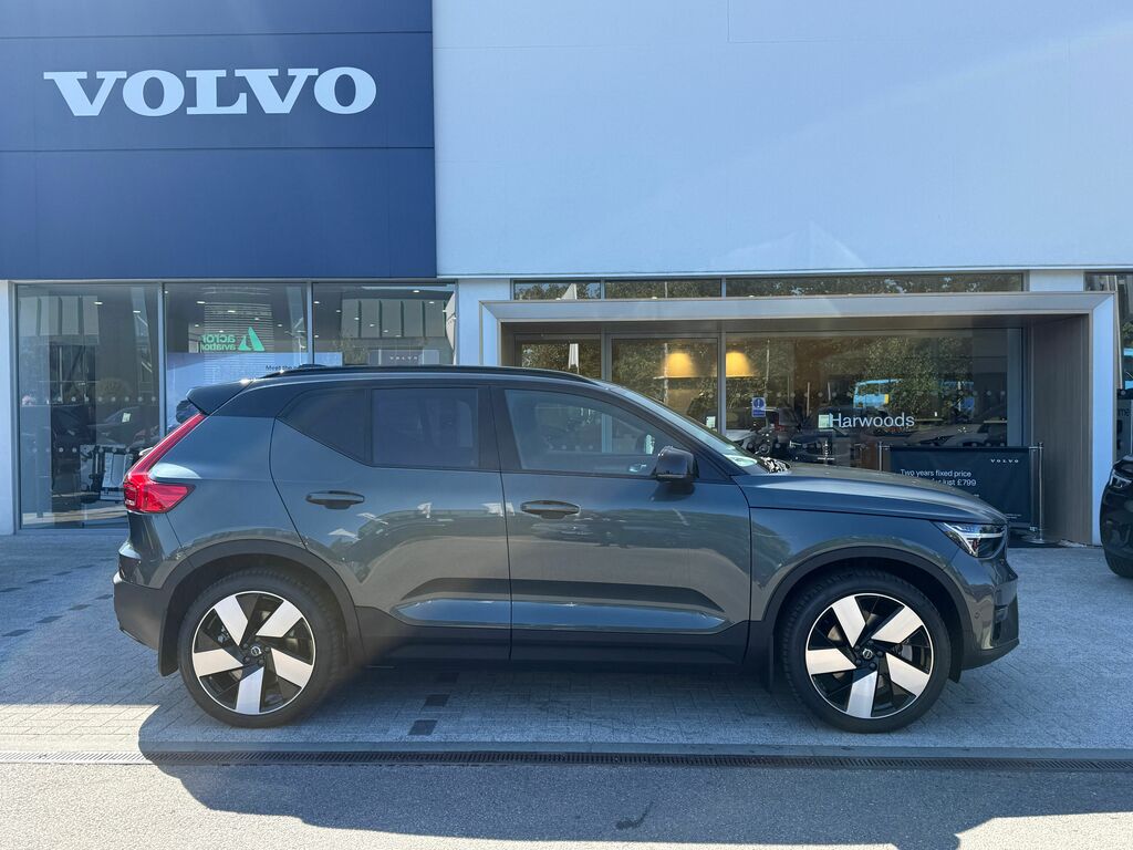 Volvo EX40 Ultra Black