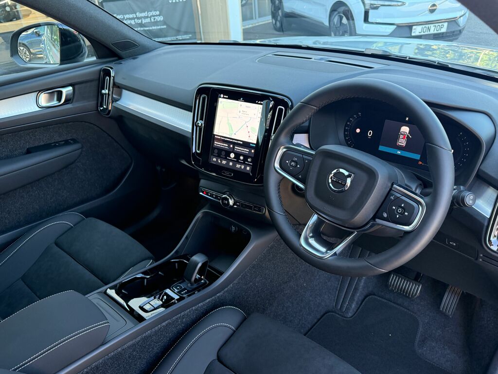 Volvo XC40 Plus Black #5