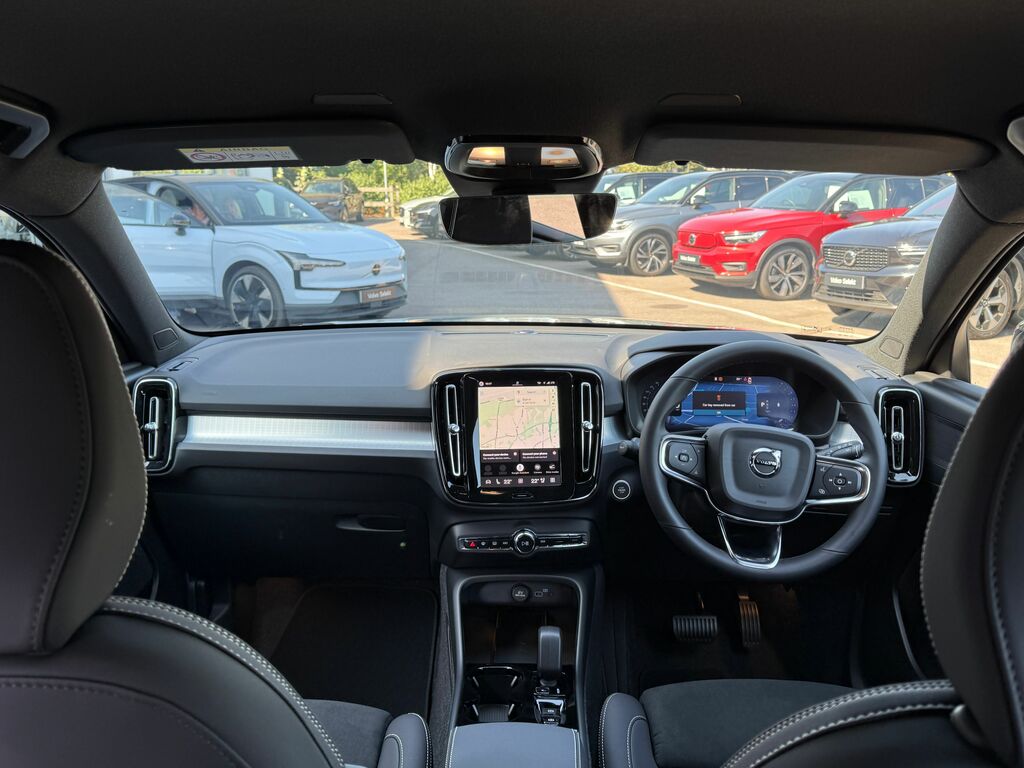 Volvo XC40 Plus Black #2