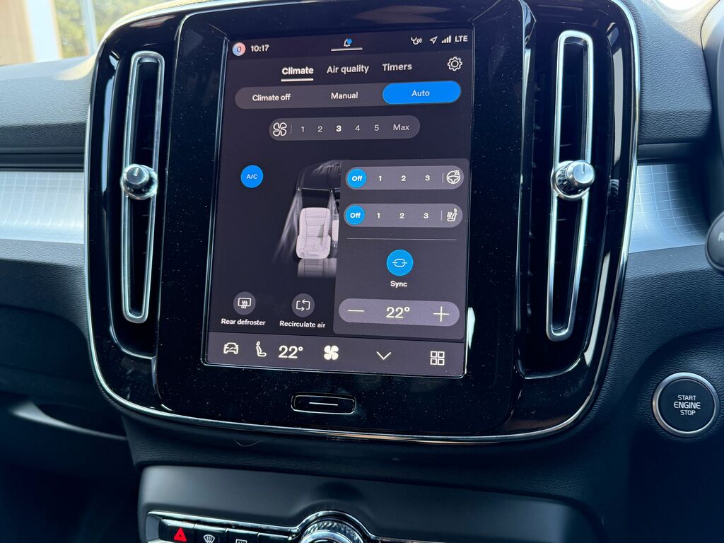 Volvo XC40 B4 197Bhp Ultra Dark Mild Hybrid - 360 Parking Green #37