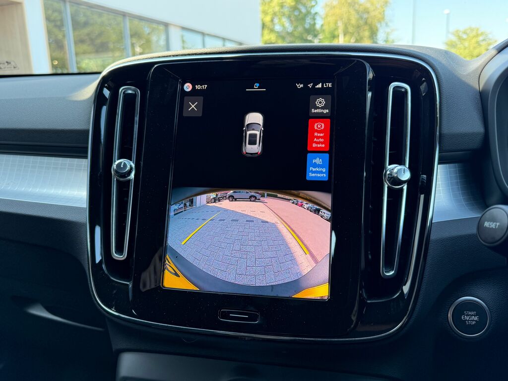 Volvo XC40 Plus Black #3