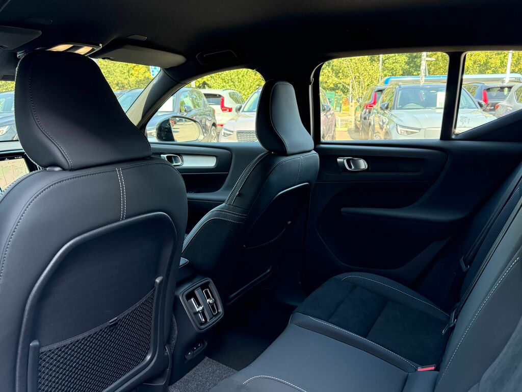 Volvo XC40 B4 197Bhp Ultra Dark Mild Hybrid - 360 Parking Green #28