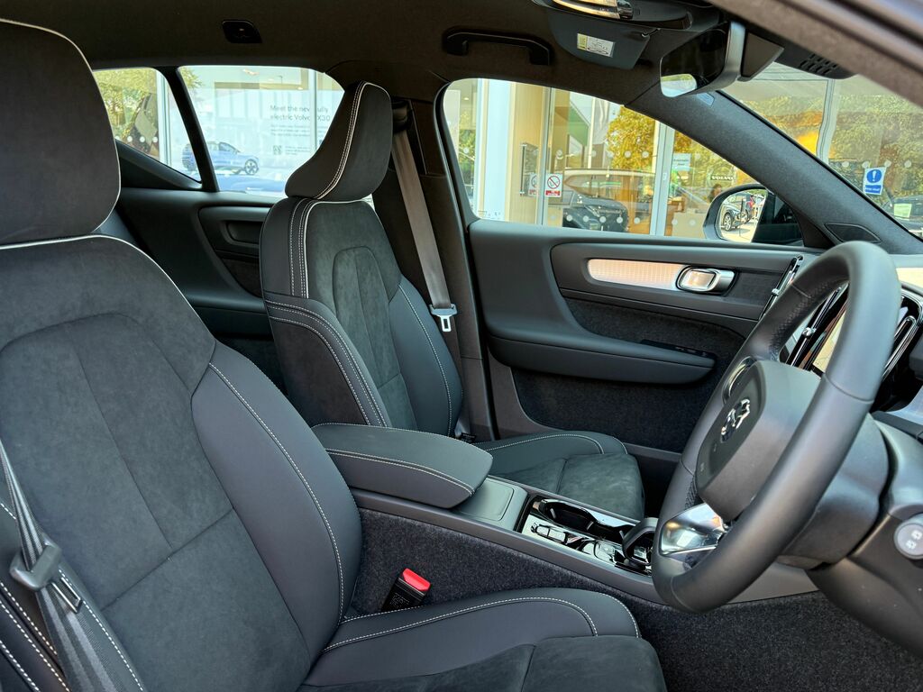 Volvo XC40 B4 197Bhp Ultra Dark Mild Hybrid - 360 Parking Green #25