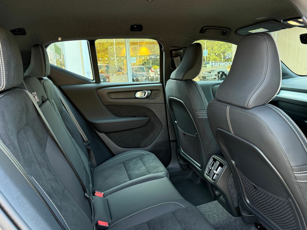 Volvo XC40 B4 197Bhp Ultra Dark Mild Hybrid - 360 Parking Green #22