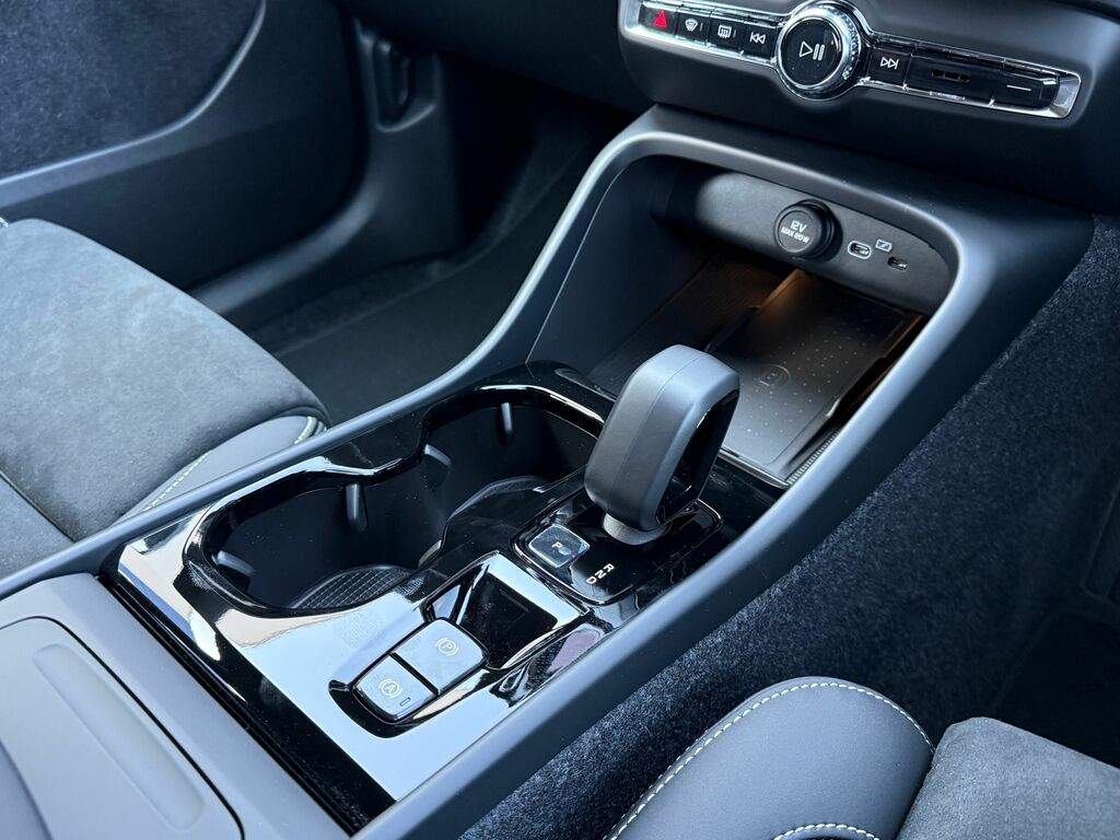 Volvo XC40 B4 197Bhp Ultra Dark Mild Hybrid - 360 Parking Green #40