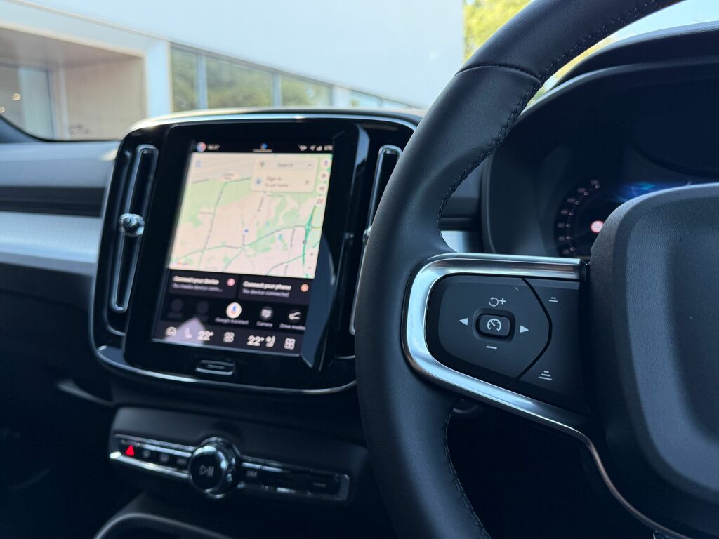Volvo XC40 B4 197Bhp Ultra Dark Mild Hybrid - 360 Parking Green #34