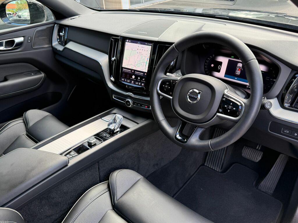 Volvo XC60 Plus Black Edition Black #5