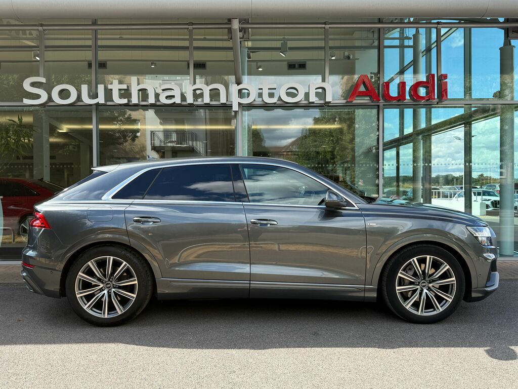 Audi Q8 S Line Black #4