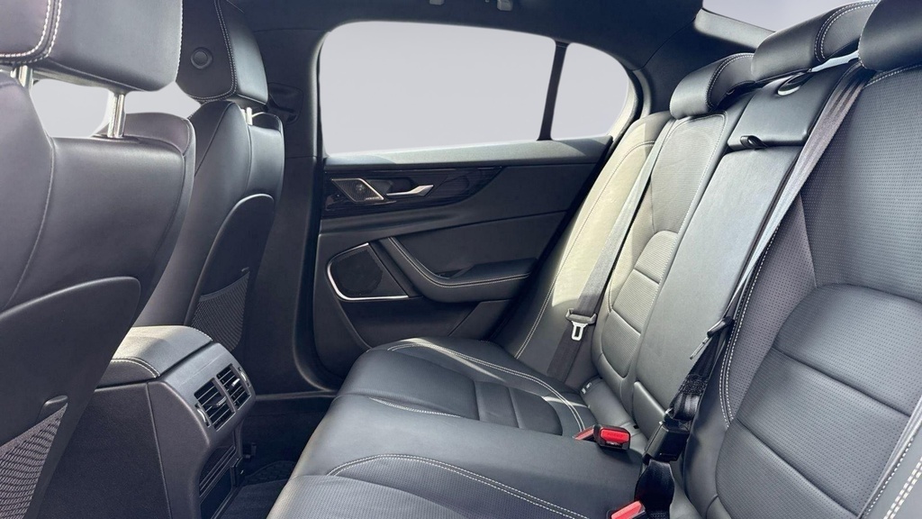 Jaguar XE P300 R-dynamic Hse Awd Santorini Black Black #4