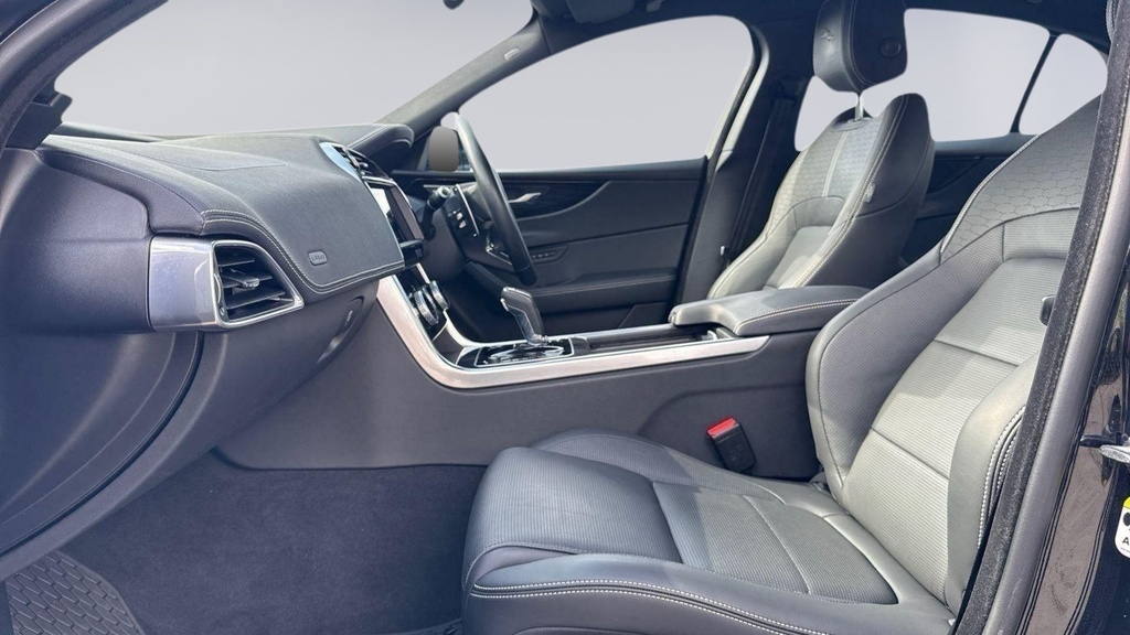 Jaguar XE P300 R-dynamic Hse Awd Santorini Black Black #3
