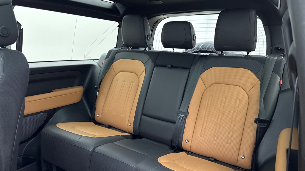 Land Rover Defender 90 P400 X Pangea Green Green #4