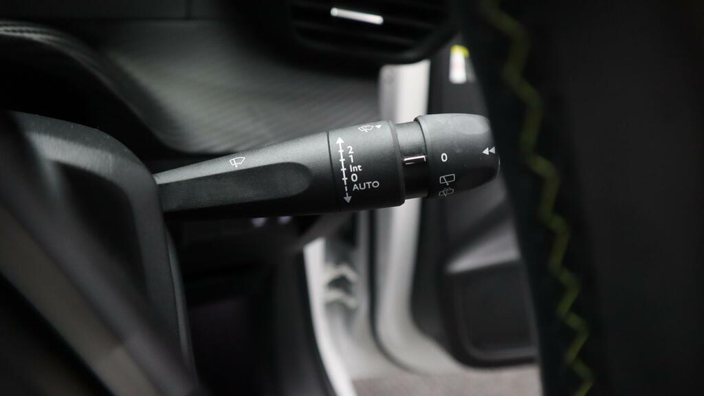 Peugeot 208 Puretech Allure Premium Ss White #15