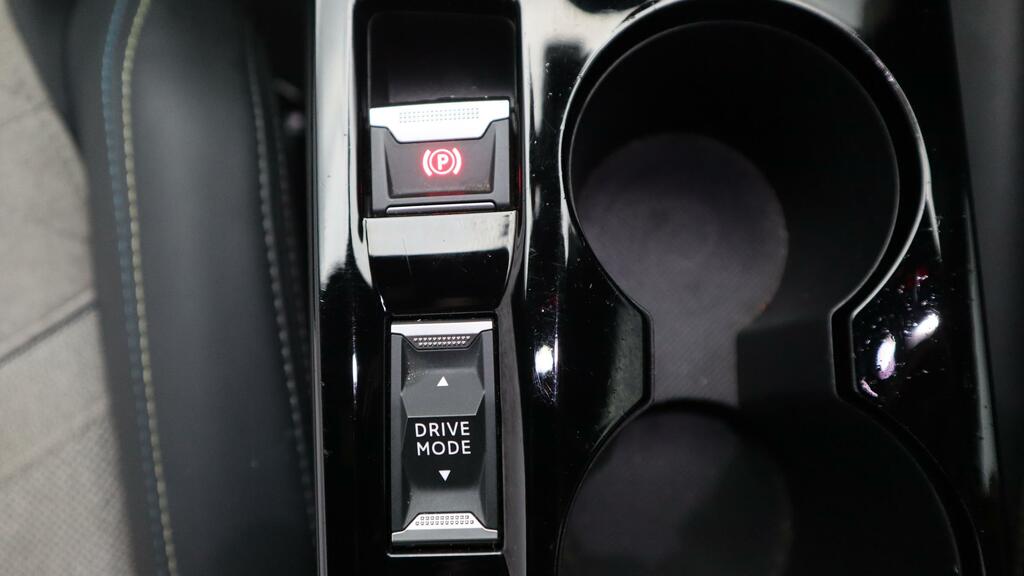 Peugeot 208 Puretech Allure Premium Ss White #31