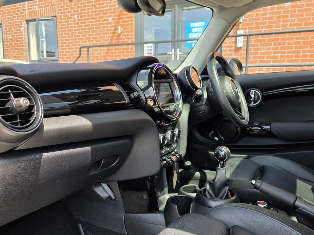Mini Hatch 1.5 3-Door Hatch Cooper D Black #3