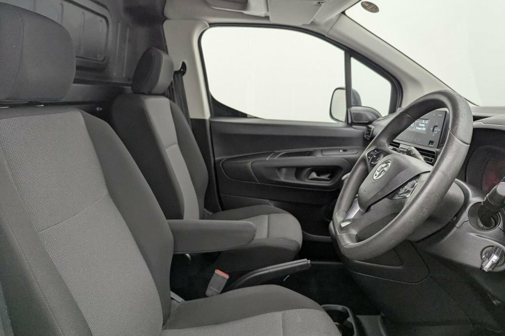 Vauxhall Combo 1.6L Sportive White #3