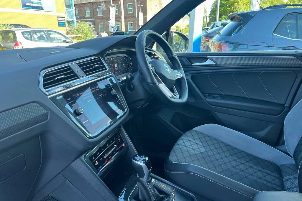 Volkswagen Tiguan 1.5 Tsi 150 R-line Dsg CX23ZTN Black #2
