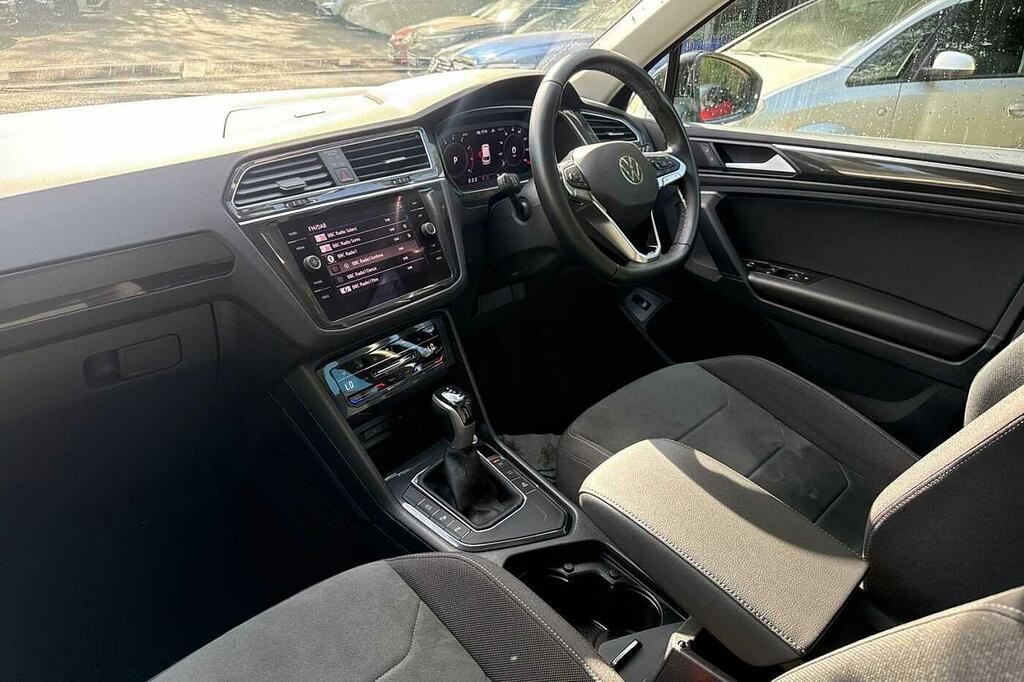 Volkswagen Tiguan 1.5 Tsi 150 Elegance Dsg Black #2